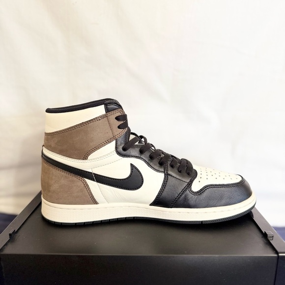 AUTHENTIC Jordan 1 Retro High OG Dark Mocha size 11 555088-105 2021 PRE-OWNED - Picture 3 of 9